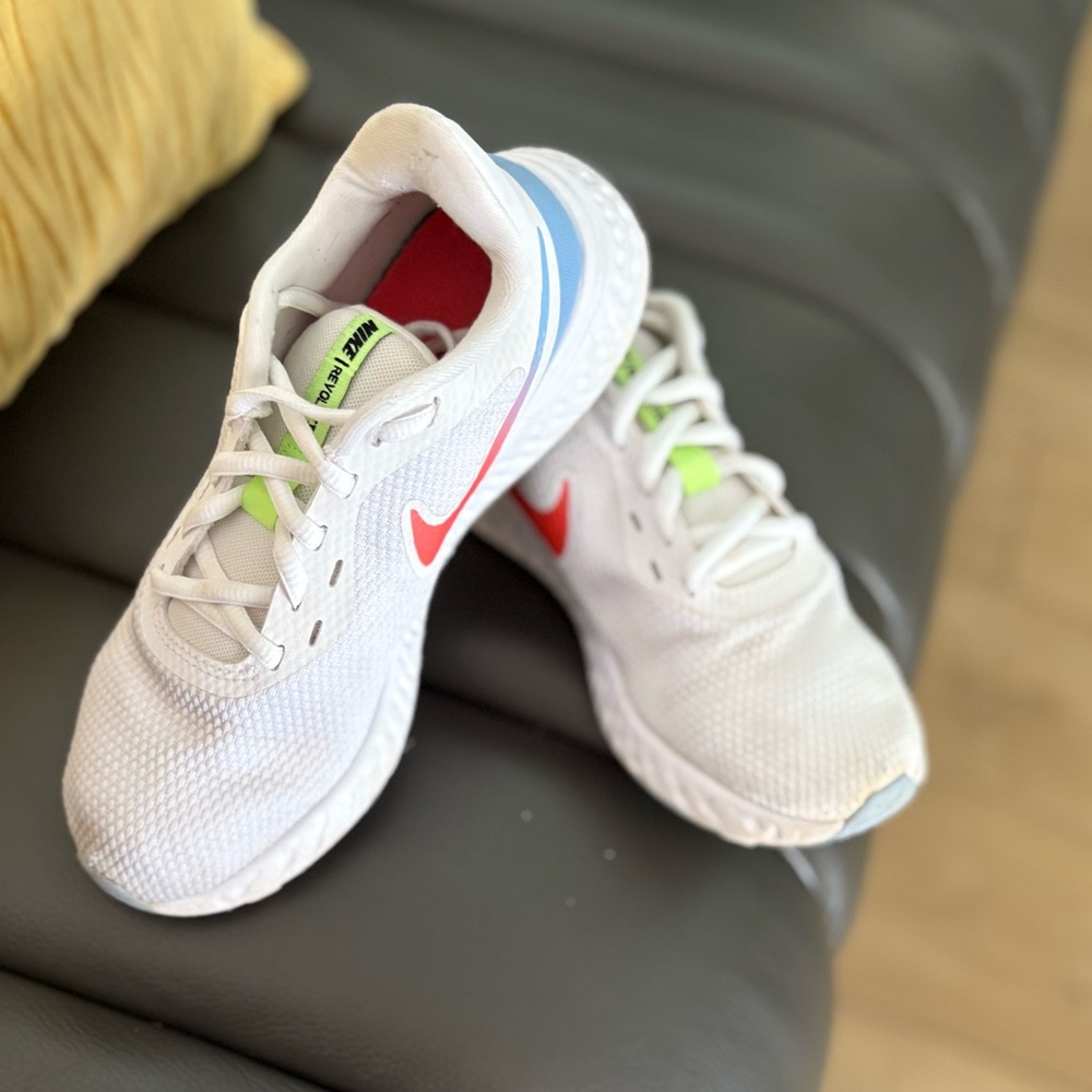 Nike Revolution 5 Shoes Size 6